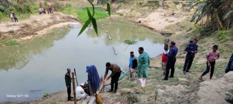 ভূরুঙ্গামারীতে নদীতে অবৈধ ড্রেজার উচ্ছেদে প্রশাসনের অভিযান
