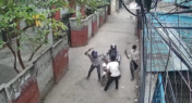 মগবাজারে দিনদুপুরে যুবককে চাপাতির কোপ, ছিনতাইয়ের ভিডিও ভাইরাল