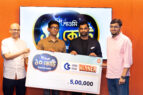 শাওমির মেগাপুরস্কার বিজয়ীদের হাতে পুরস্কার তুলে দিলেন তামিম