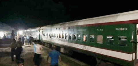 চুয়াডাঙ্গায় যাত্রীদের সঙ্গে খারাপ আচরণ, টিটিইকে ধরে গণধোলাই, বিক্ষোভ