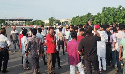 ব্যবসায়ী হত্যার প্রতিবাদে পদ্মা সেতু টোল প্লাজা অবরোধ, আধা ঘণ্টা যান চলাচল বন্ধ