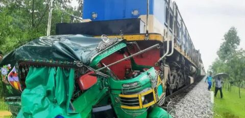 রামুতে কক্সবাজার এক্সপ্রেসের ধাক্কায় সিএনজির ৪ যাত্রী নিহত