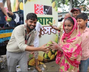 আম উৎসব আয়োজন করলো স্বপ্ন – সুবিধাবঞ্চিত মানুষের মাঝে মৌসুমি আনন্দের ছোঁয়া