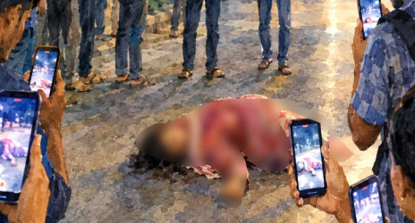 সাহায্য চাইছিল সড়কে পড়ে থাকা রক্তাক্ত নারী, ছবি তুলতে ব্যস্ত জনতা