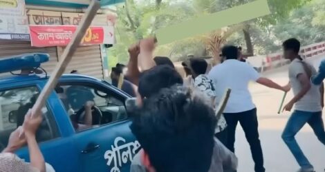 গোপালগঞ্জে ‘জয় বাংলা’ স্লোগান দিয়ে পুলিশের ওপর হামলা, গাড়ি ভাঙচুর