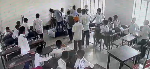 শ্রেণিকক্ষে ঢুকে শিক্ষার্থীকে ‘আছাড়’ মারার অভিযোগে অভিভাবক গ্রেপ্তার